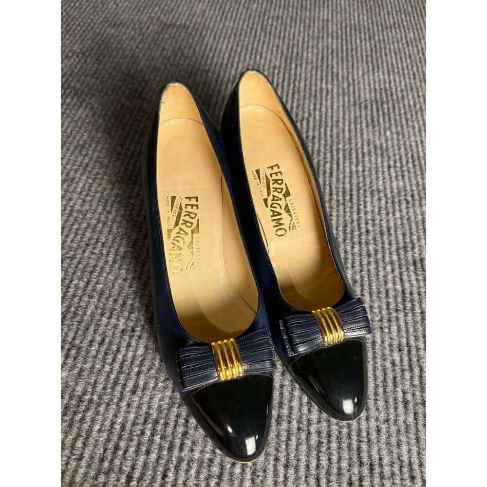 Vintage Salvatore Ferragamo Navy Blue & Black Patent Cap Toe Bow Pumps Size 8.5